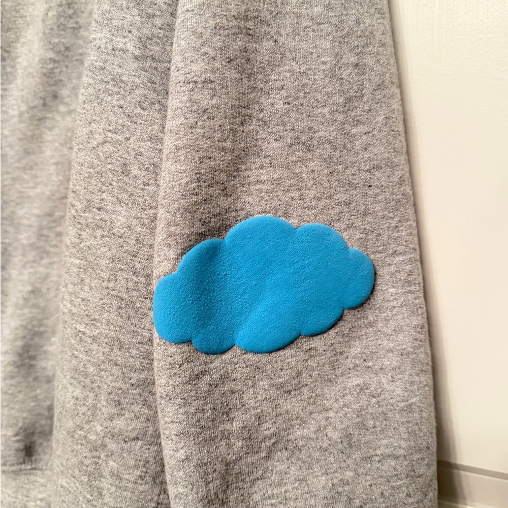 Gildan Light Gray “Head In The Clouds” Sweatshirt - Picture 4 of 7